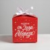 Коробка "Подарок от Деда Мороза" красная снежинки 12*12*12 см.